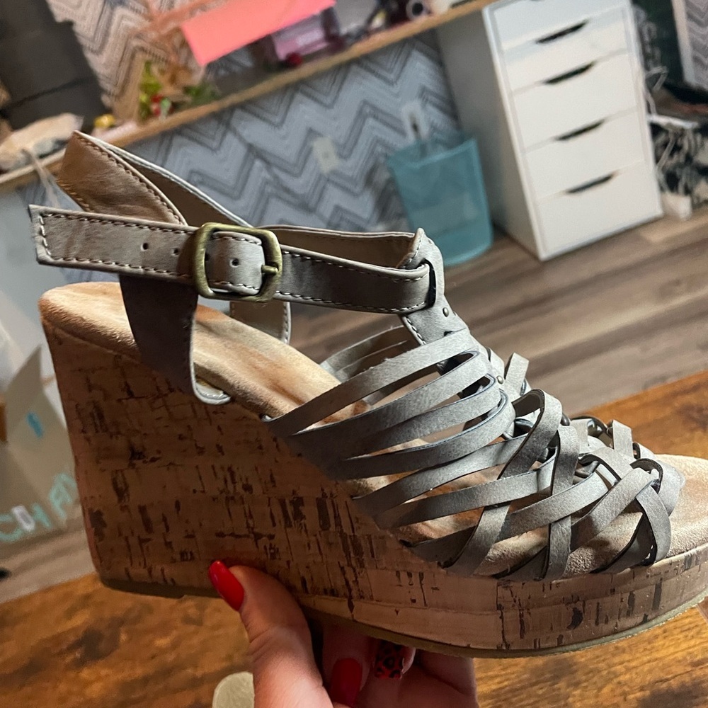 Women's Strappy Wedge Sandals - Picture 4 of 7